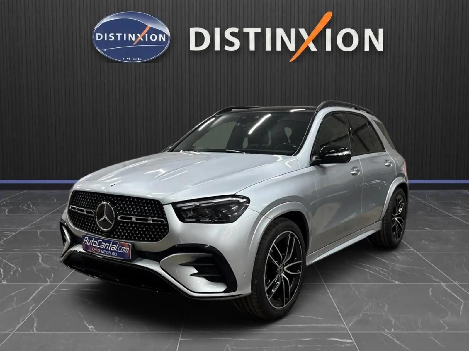Mercedes GLE 400 E Hybride argent High-tech, vue 3/4 avant droit, calandre AMG et jantes noires distinctives.