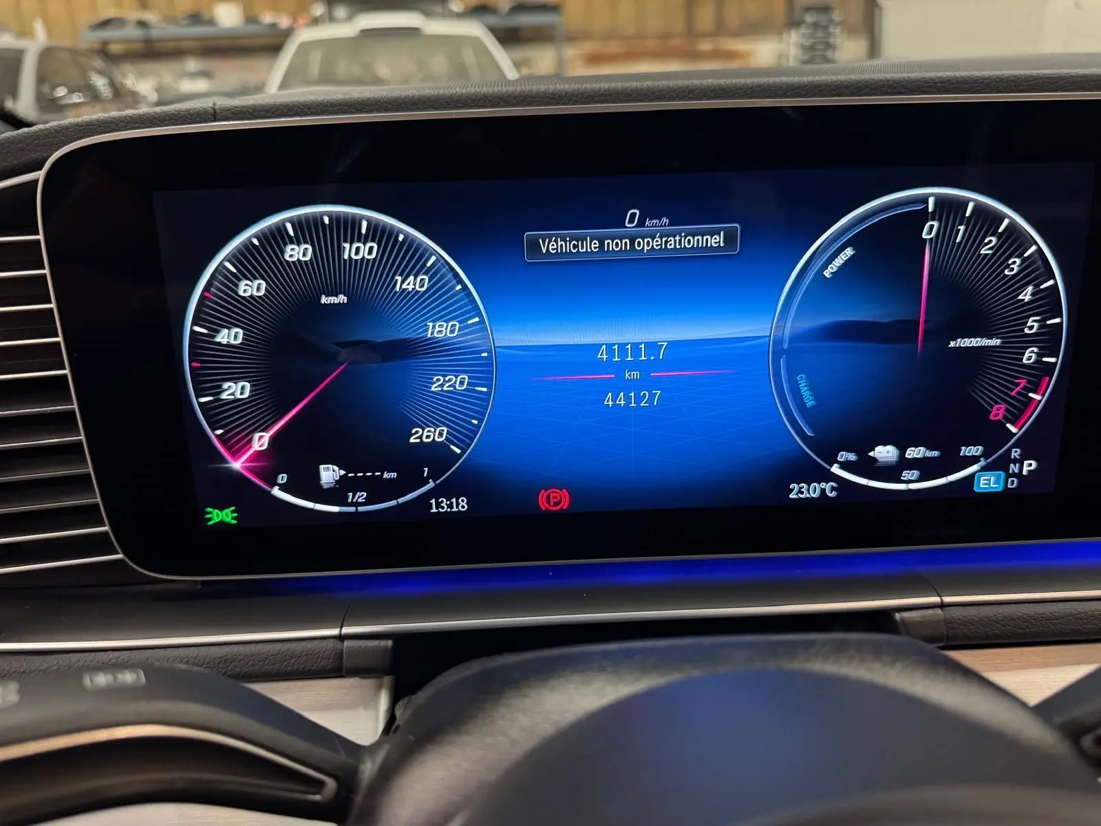 Tableau de bord numérique de Mercedes GLE 400 E Hybrid AMG Line 2023 affichant vitesse, compte-tours et message véhicule non opérationnel.