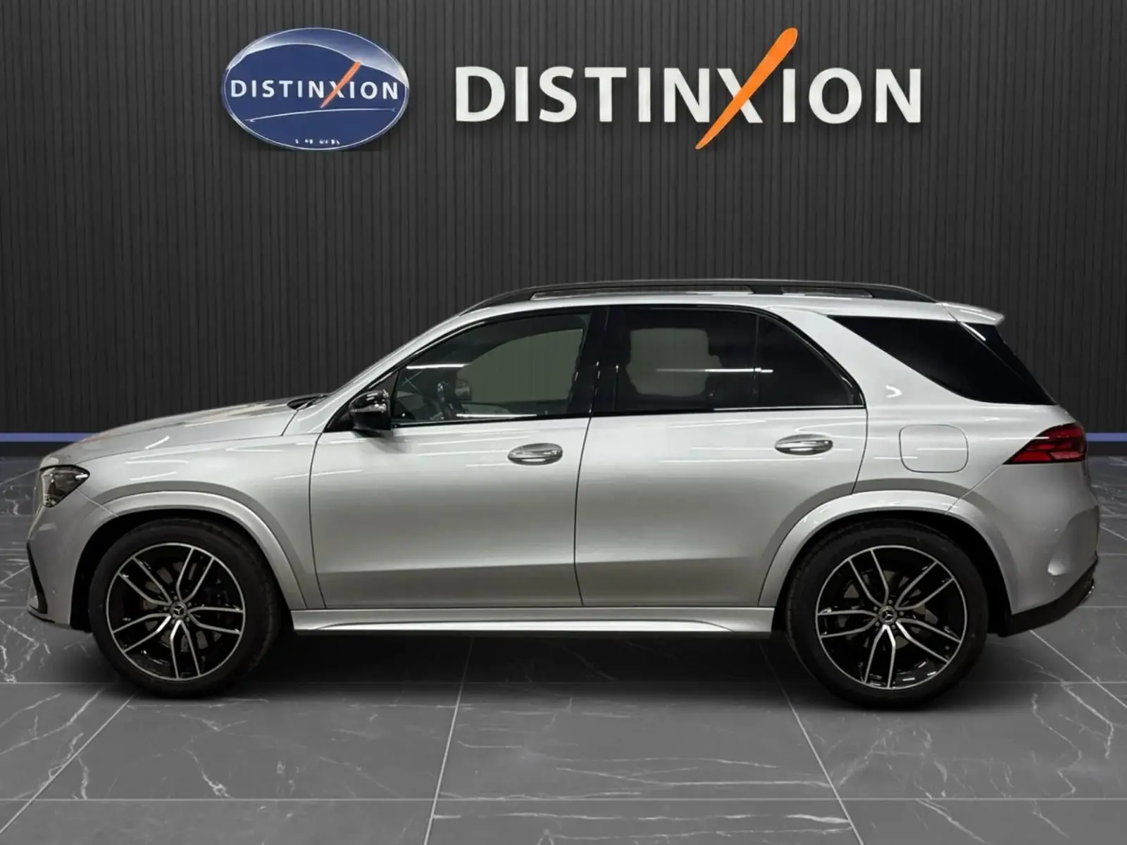 Mercedes GLE 400 E Hybrid AMG Line 2023 argent métallisé, vue profil gauche avec jantes noires et toit panoramique.