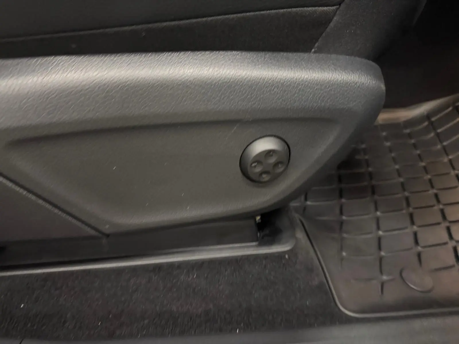Détail du réglage électrique du siège côté conducteur dans un Mercedes GLE 400 E Hybrid AMG Line 2023.