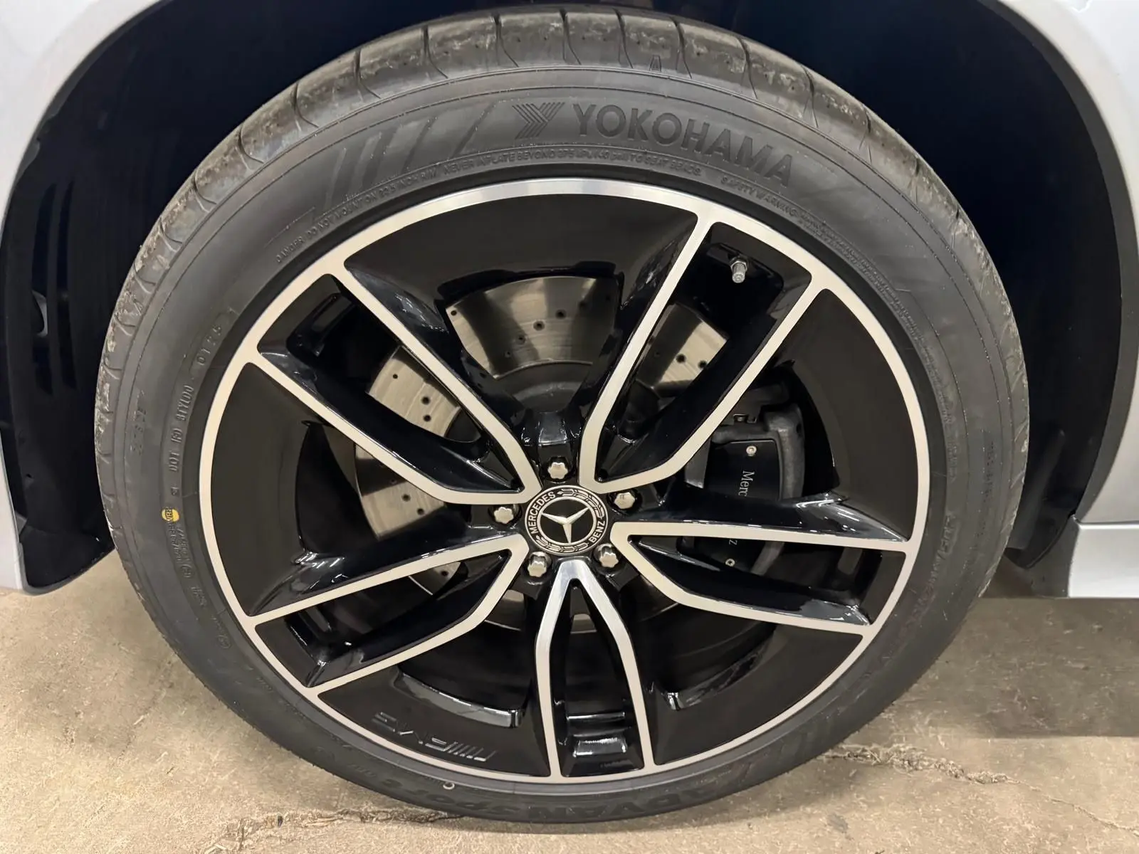Gros plan sur la jante AMG noire et argentée du Mercedes GLE 400 E Hybrid 2023 en argent High-tech métallisé.