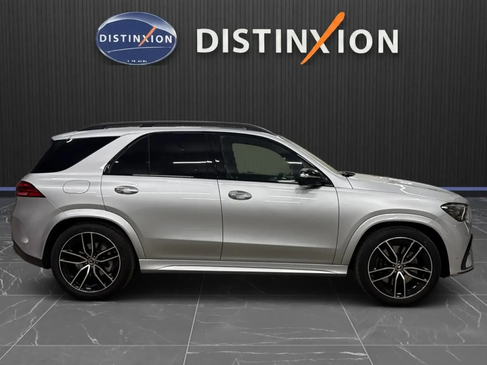 Mercedes GLE 400 E Hybrid AMG Line 2023, vue profil droit, couleur argent High-tech métallisé avec jantes noires distinctives.
