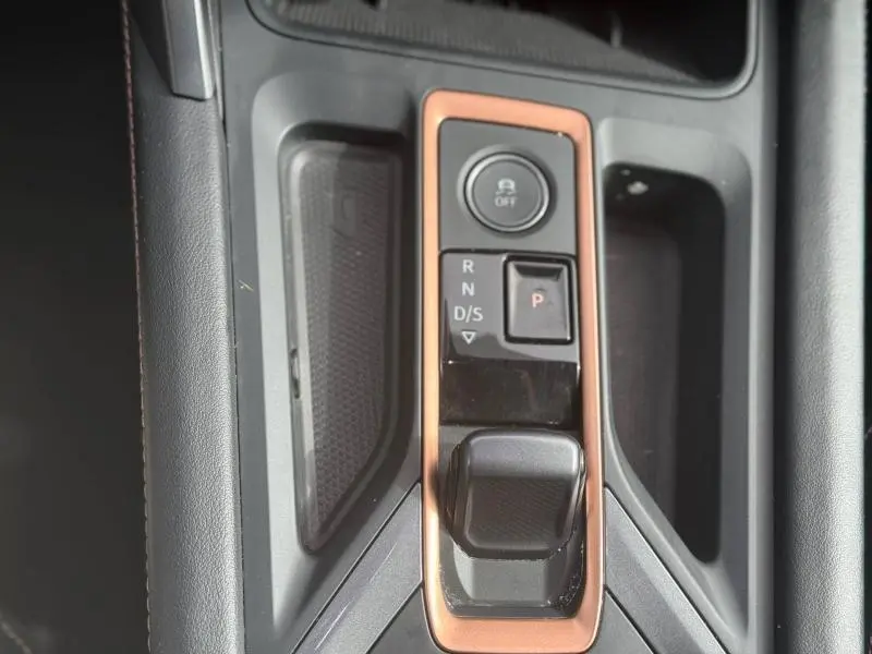 Vue rapprochée du sélecteur de boîte automatique avec contour cuivre dans l'habitacle du CUPRA Formentor bleu.