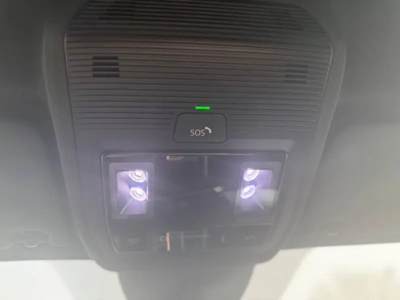 Plafonnier intérieur avec éclairage LED et bouton SOS du CUPRA Formentor 2.0 TDI 150ch V DSG7 bleu, vue de dessous.