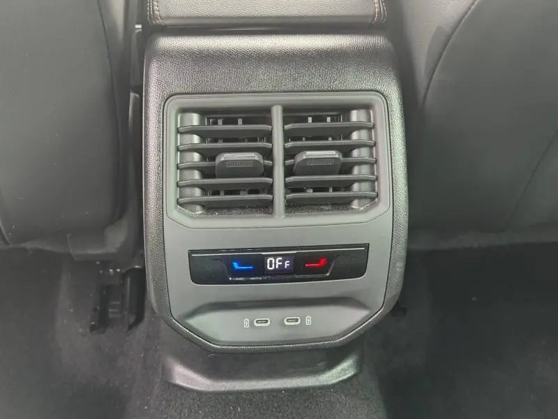 Vue rapprochée de la console arrière noire avec bouches d'aération et commandes climatisation du CUPRA Formentor bleu 2025.