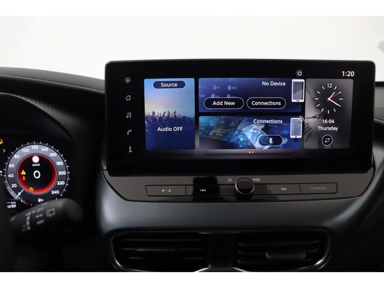 Écran tactile central 12,3 pouces du Nissan Juke 2026 affichant les options de connexion et l'heure, vue intérieure.