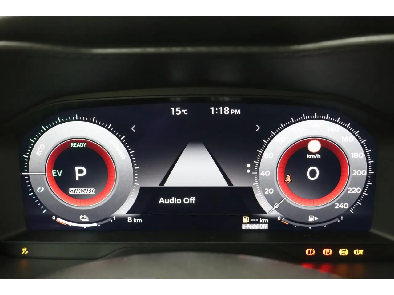 Tableau de bord numérique du Nissan Juke 1.6 Hybrid 2026 affichant la vitesse à 0 km/h et le mode parking, avec température à 15°C.