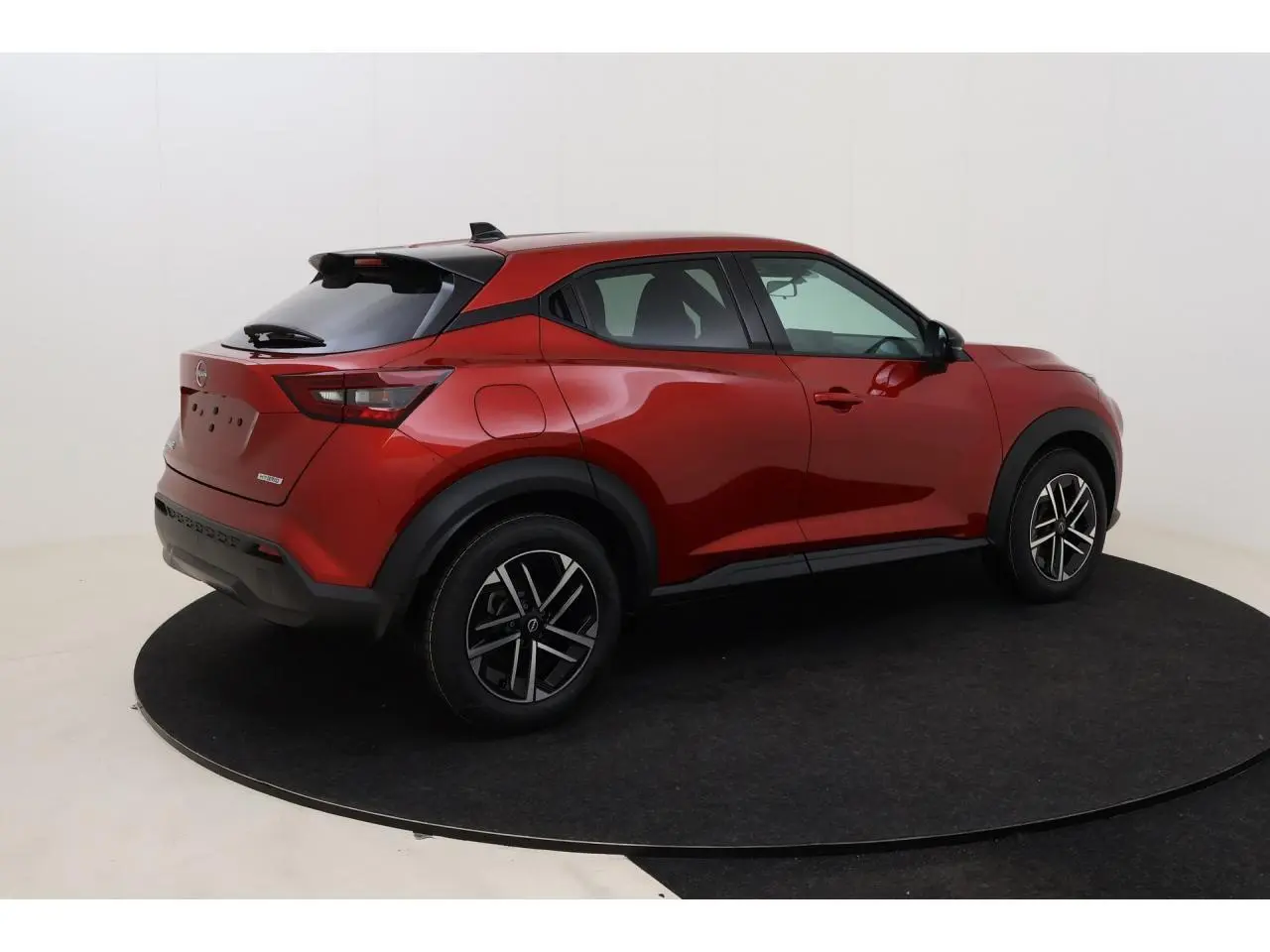 Nissan Juke 1.6 Hybrid rouge Fuji Sunset vu de trois quarts arrière droit, jantes alliage 17 pouces.