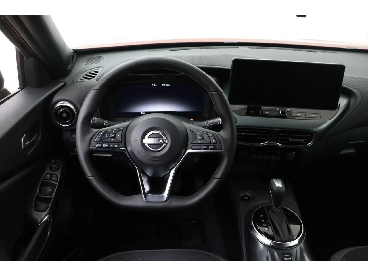 Vue intérieure centrée sur le volant et l'écran tactile du tableau de bord du Nissan Juke 2026, finition N-Connecta.