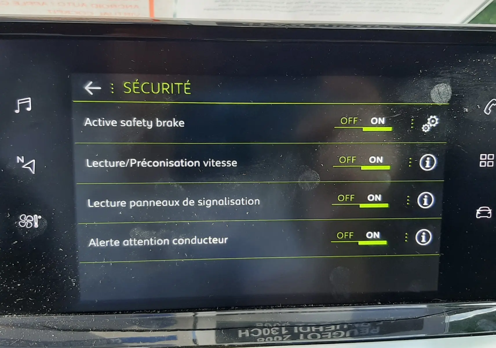Écran tactile intérieur du Peugeot 2008 gris platinium 2023 affichant les options de sécurité activées.