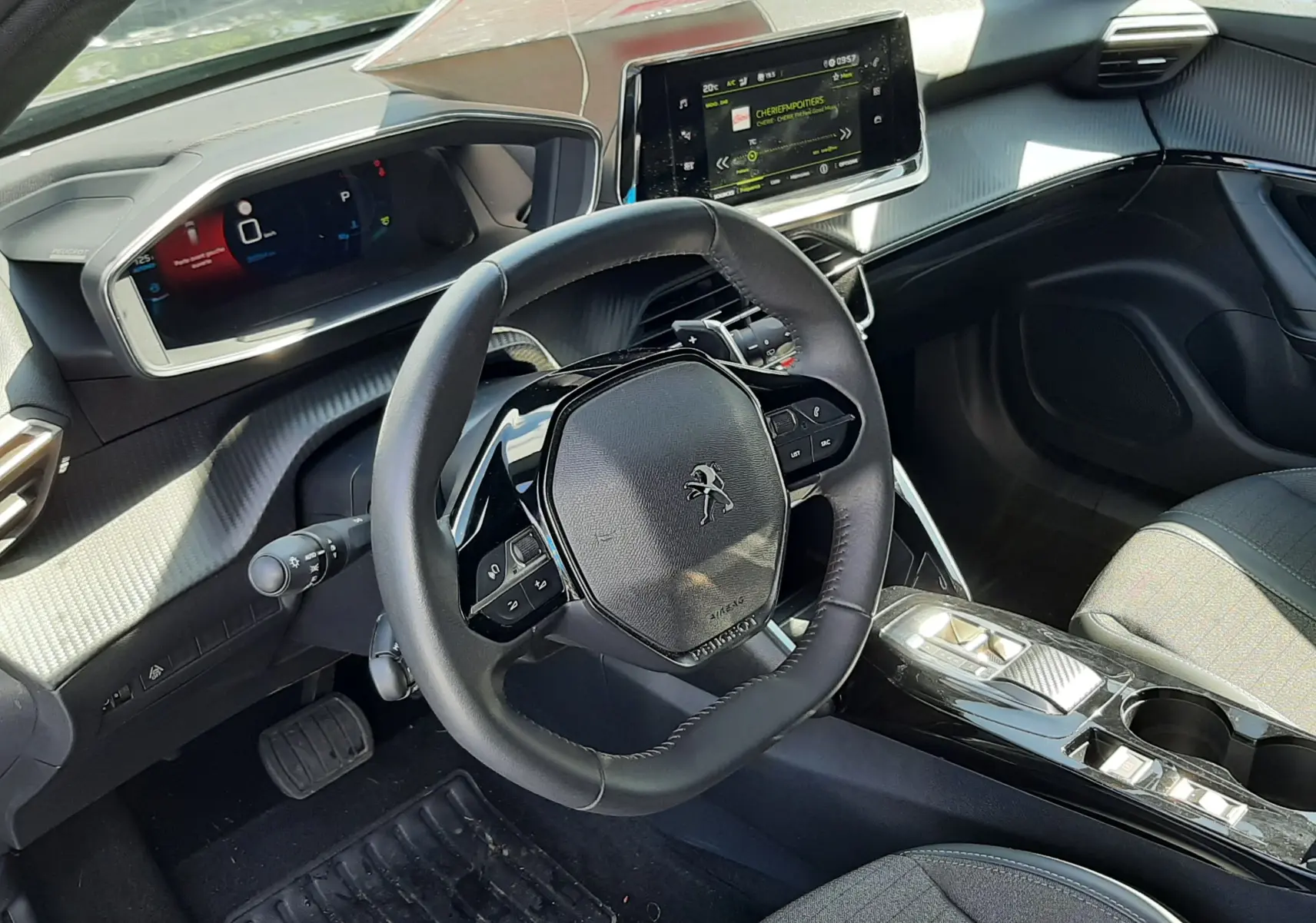 Intérieur noir du Peugeot 2008 2023 vu côté conducteur, avec tableau de bord numérique et écran tactile central.