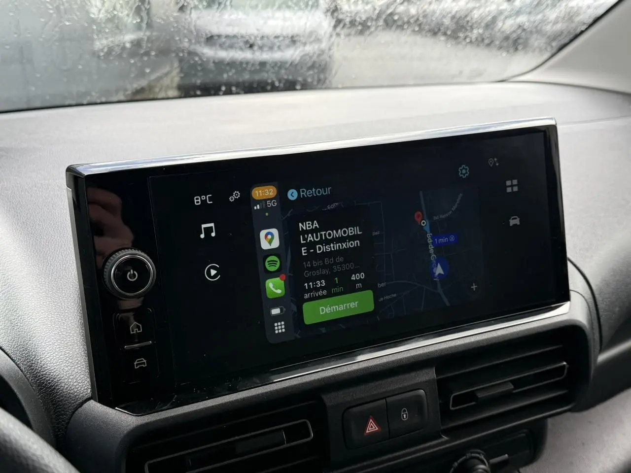 Écran tactile 10 pouces affichant navigation et applications dans l'habitacle du Citroën Berlingo gris Artense.