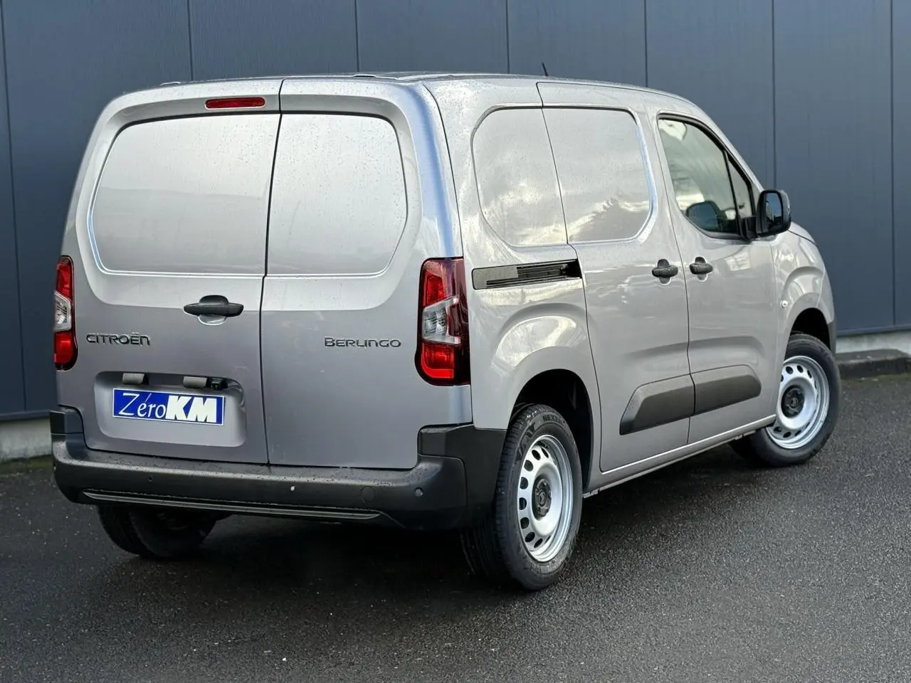 Vue 3/4 arrière droite du Citroën Berlingo Van gris Artense avec portes arrière battantes et jantes tôle 16 pouces.