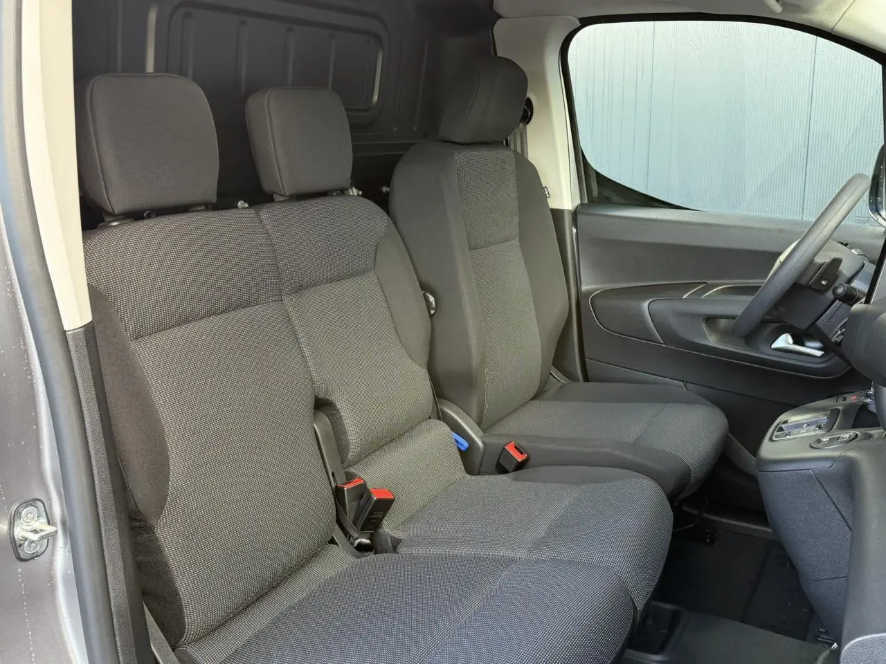 Intérieur du Citroën Berlingo 2025, vue côté droit sur la banquette passager 2 places en tissu gris.