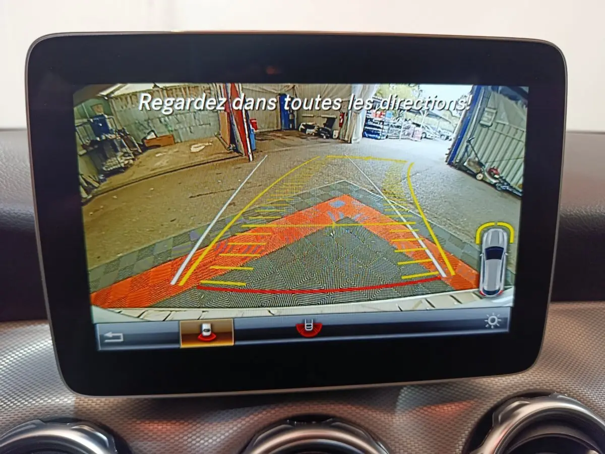 Écran multimédia du Mercedes GLA 200 d 2018 affichant la caméra de recul avec guidage de trajectoire en intérieur.