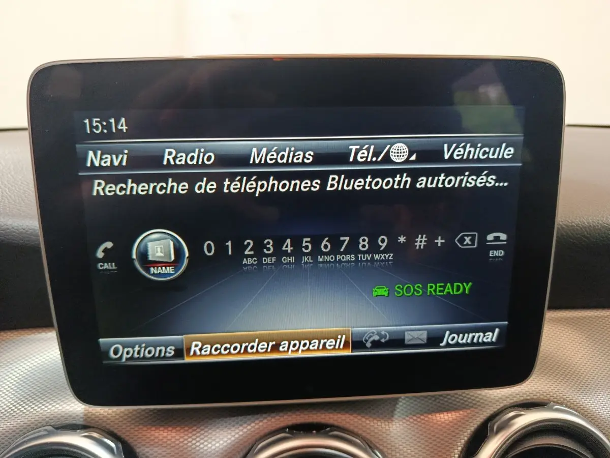 Écran multimédia central affichant la recherche Bluetooth dans l’habitacle du Mercedes GLA 200 d gris clair de 2018.