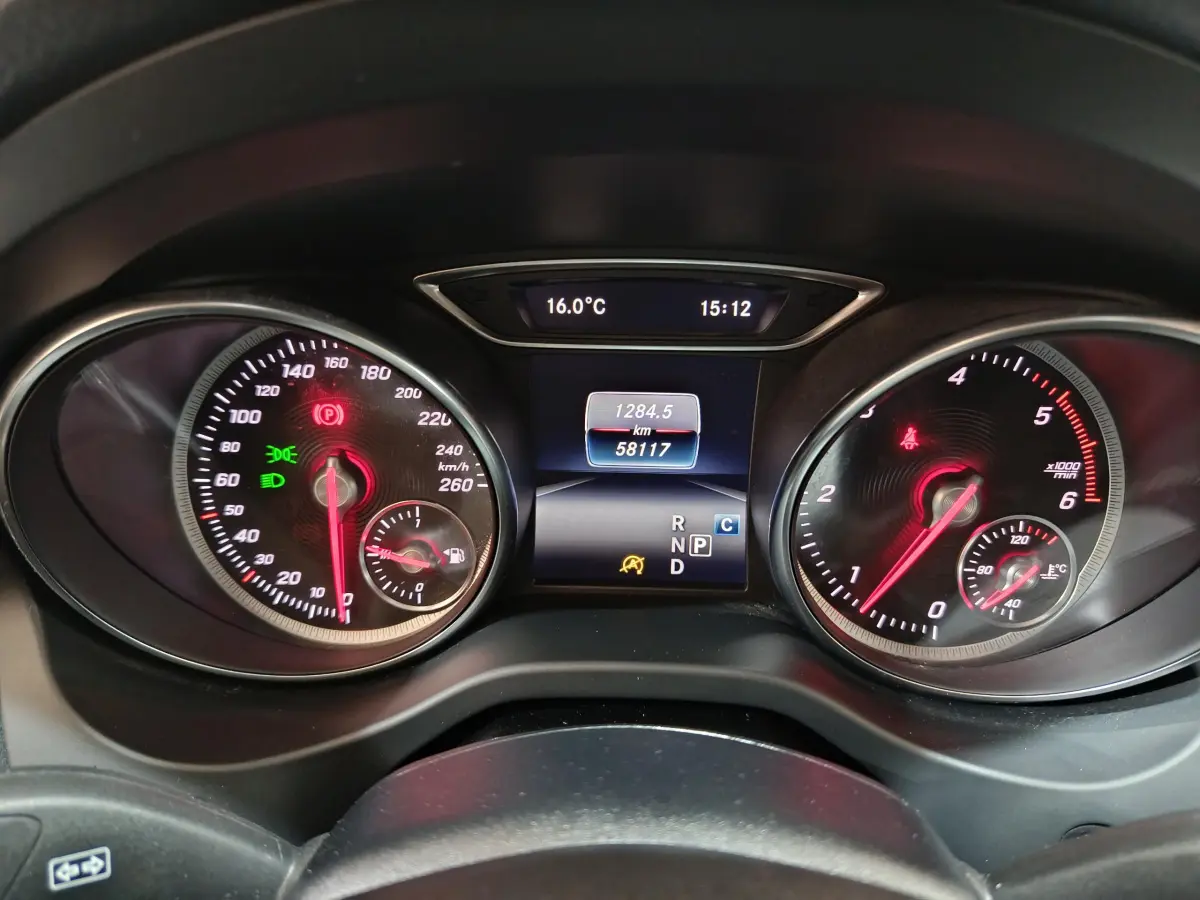 Tableau de bord du Mercedes GLA 200 d 2018 montrant compteurs, affichage digital et indicateurs au volant.