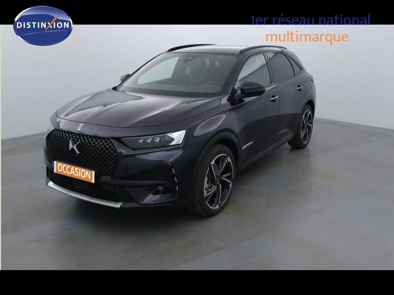 DS7 Crossback E-TENSE bleu encre métal, vue 3/4 avant droit, avec calandre distinctive et jantes noires.