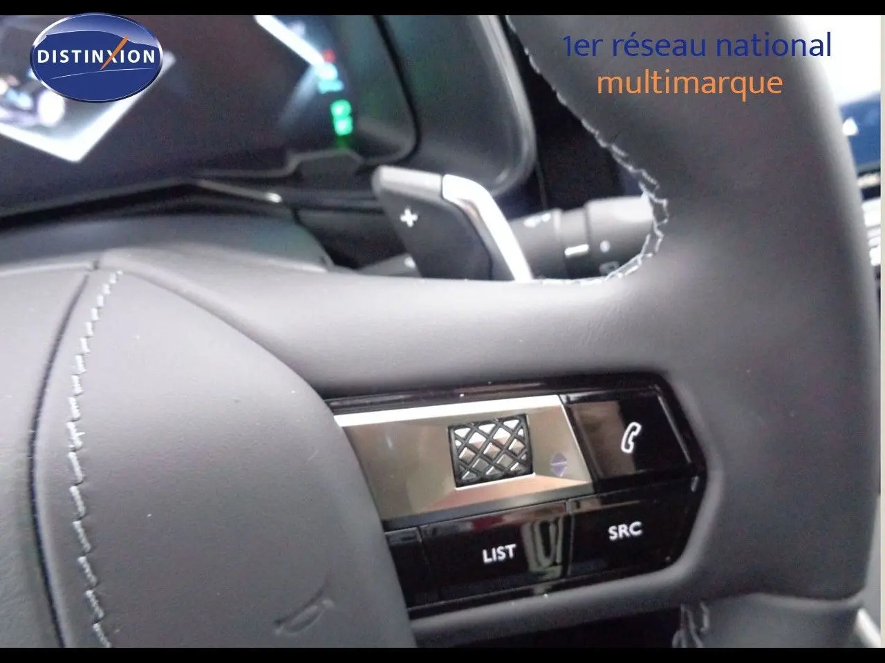 Gros plan sur le volant en cuir noir du DS7 Crossback E-TENSE, avec commandes intégrées et palettes au volant visibles.