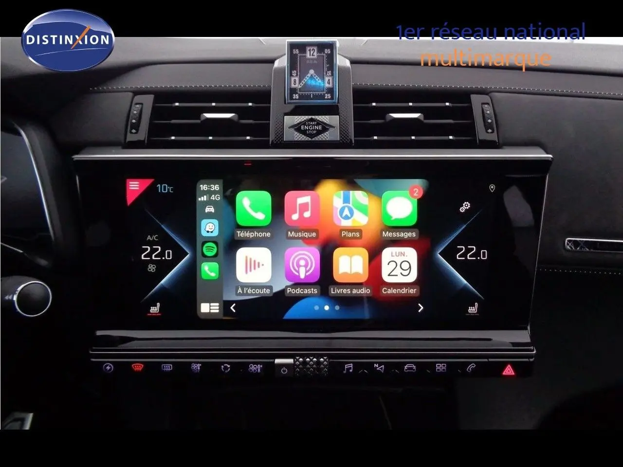 Tableau de bord du DS7 Crossback E-TENSE 2021 avec écran tactile central affichant Apple CarPlay et horloge analogique au centre.