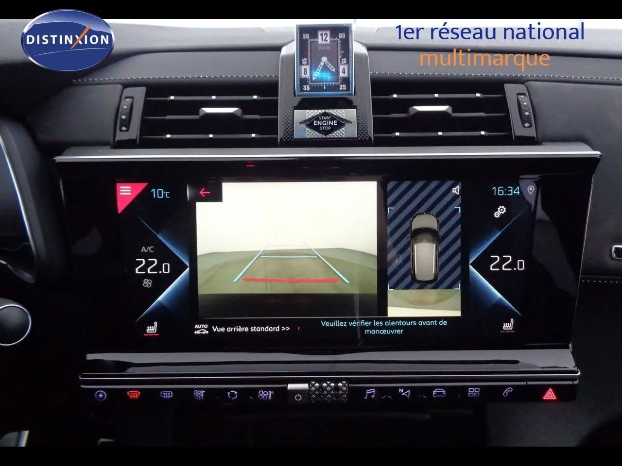 Tableau de bord du DS7 Crossback E-TENSE 2021 avec écran tactile affichant la caméra de recul et horloge digitale.