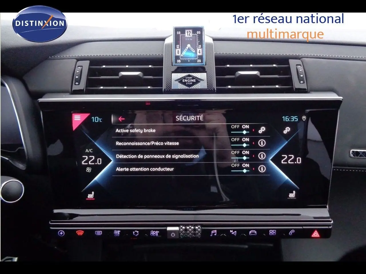 Vue rapprochée de l’écran tactile central du DS7 Crossback bleu encre, affichant les réglages de sécurité et la température à 22°C.