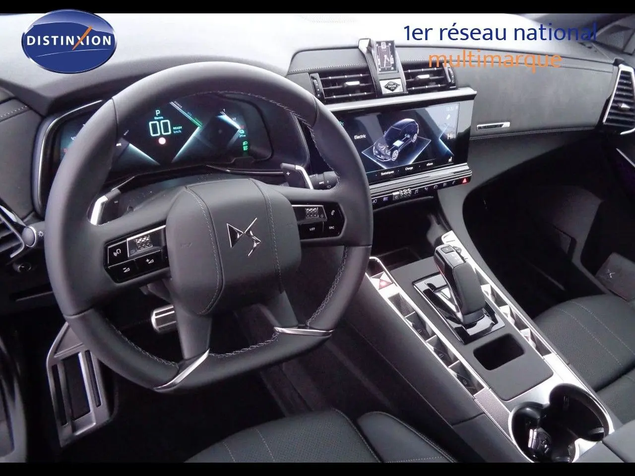 Vue intérieure du poste de conduite du DS7 Crossback E-TENSE 2021, avec volant cuir noir et écran tactile central.