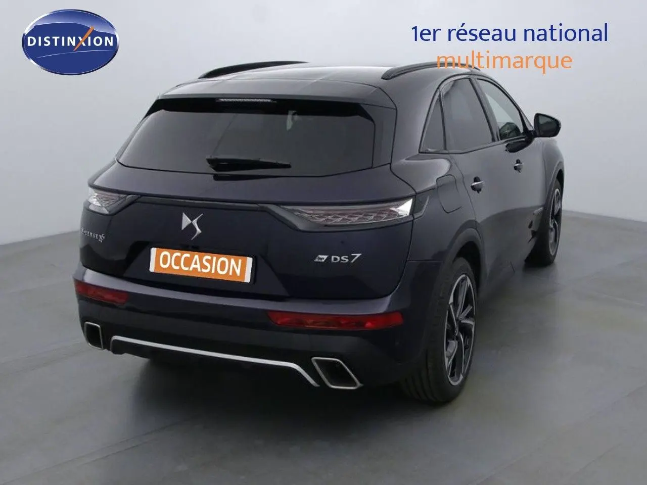 Vue 3/4 arrière d'un DS7 Crossback bleu encre métal avec feux LED et double sortie d'échappement intégrée.