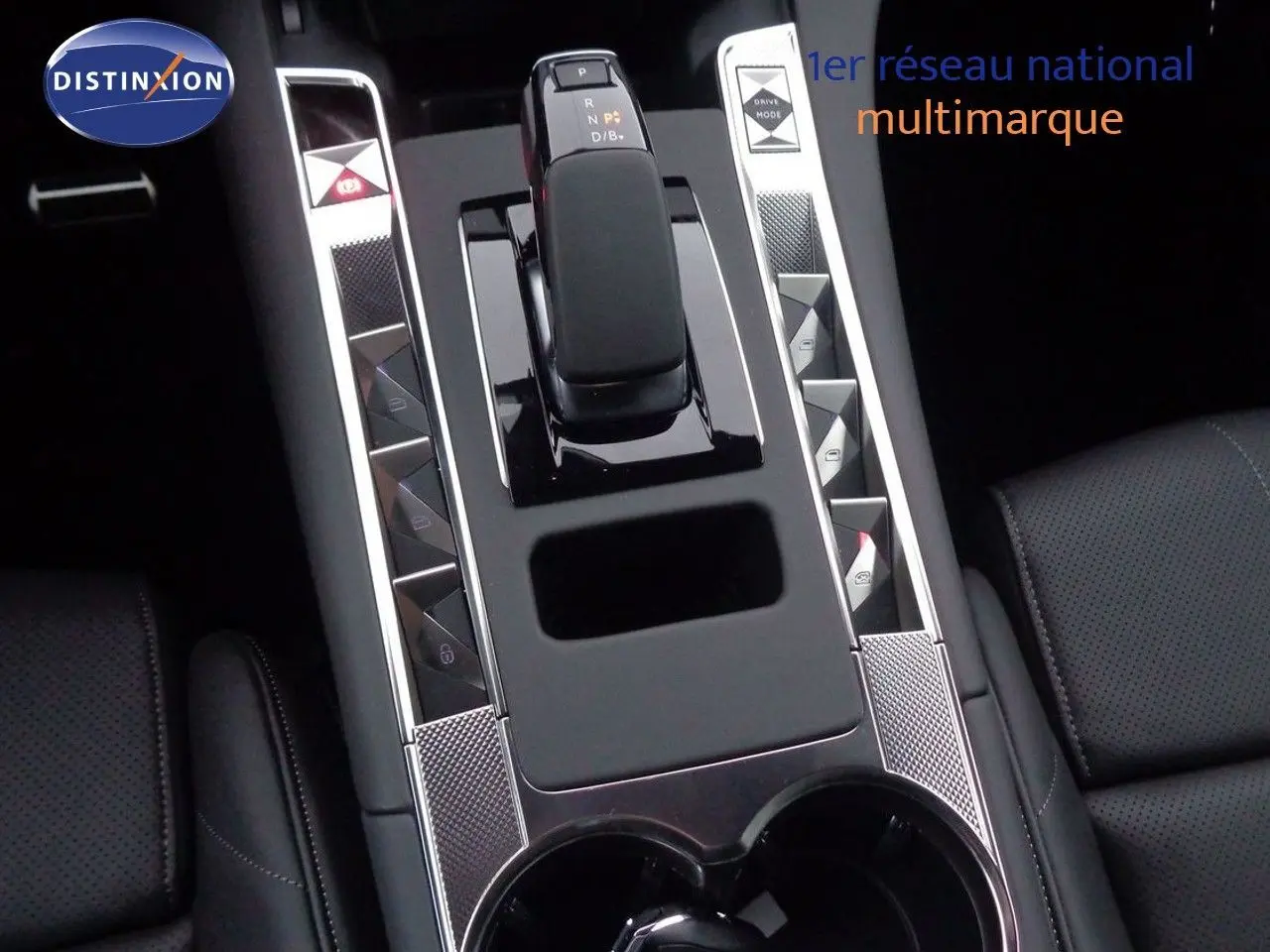 Vue rapprochée de la console centrale du DS7 Crossback E-TENSE 2021 avec levier de vitesses et sièges cuir noir.