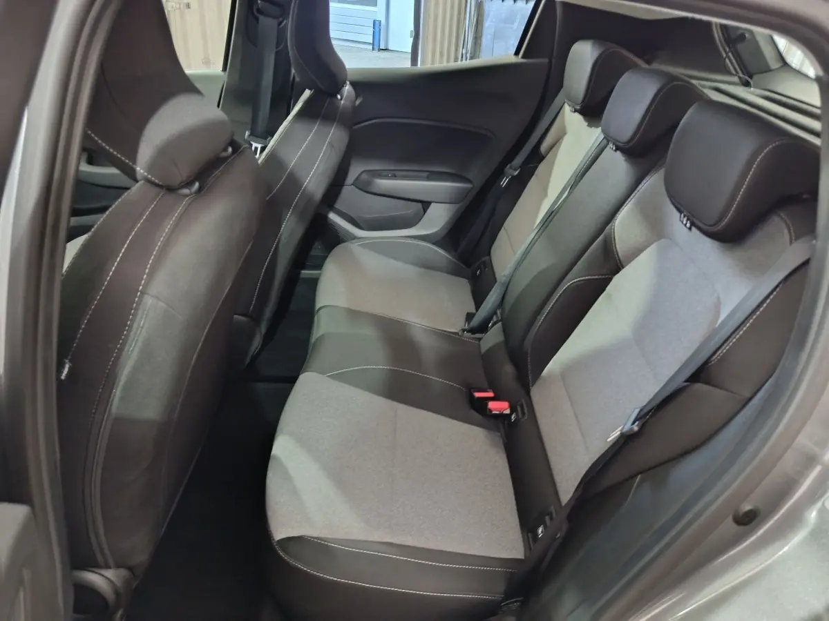 Vue intérieure côté droit des sièges arrière bi-matière gris clair et noir de la Renault Clio Evolution Blue dCi 100 de 2025.