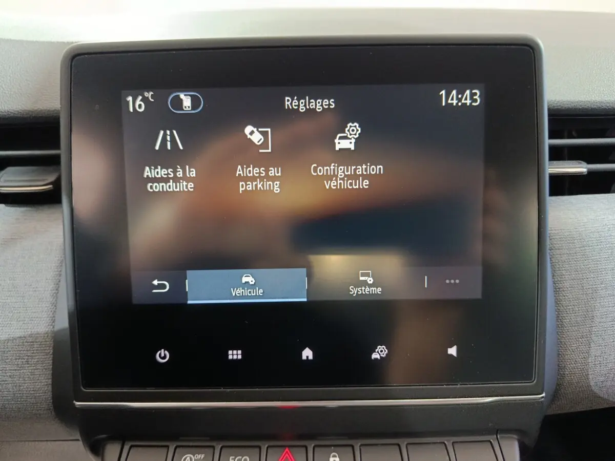 Écran tactile central affichant les réglages d’aide à la conduite et au parking dans une Renault Clio gris clair.
