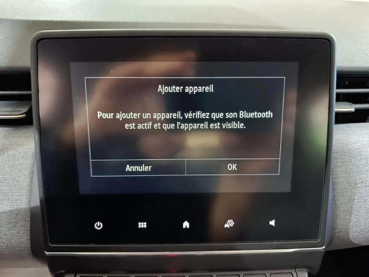 Écran tactile central de la Renault Clio gris clair affichant une invite Bluetooth pour ajouter un appareil.