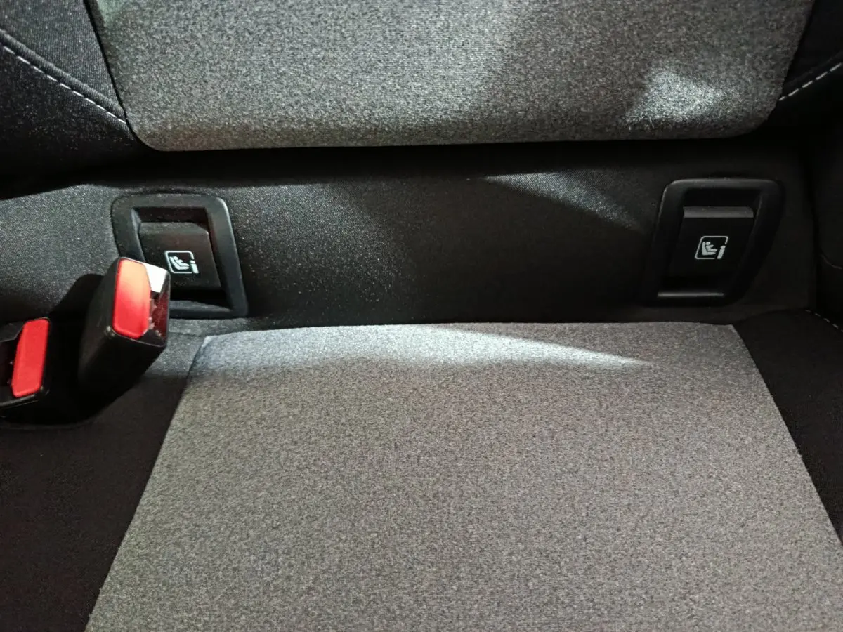Détail de la banquette arrière grise de la Renault Clio Evolution Blue dCi 100, avec attaches Isofix visibles.