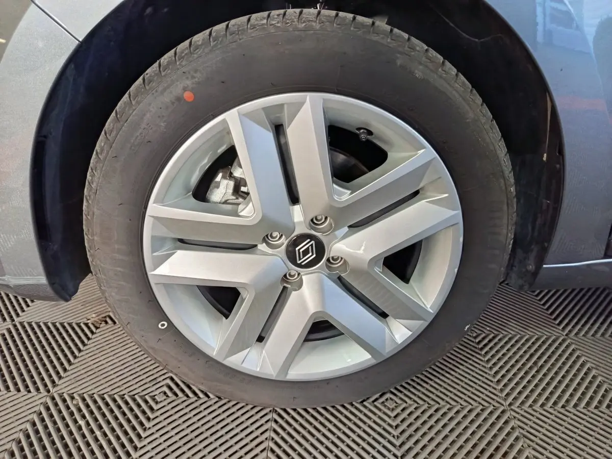 Gros plan sur la roue avant droite de la Renault Clio gris clair Evolution Blue dCi 100 avec jante alliage moderne.