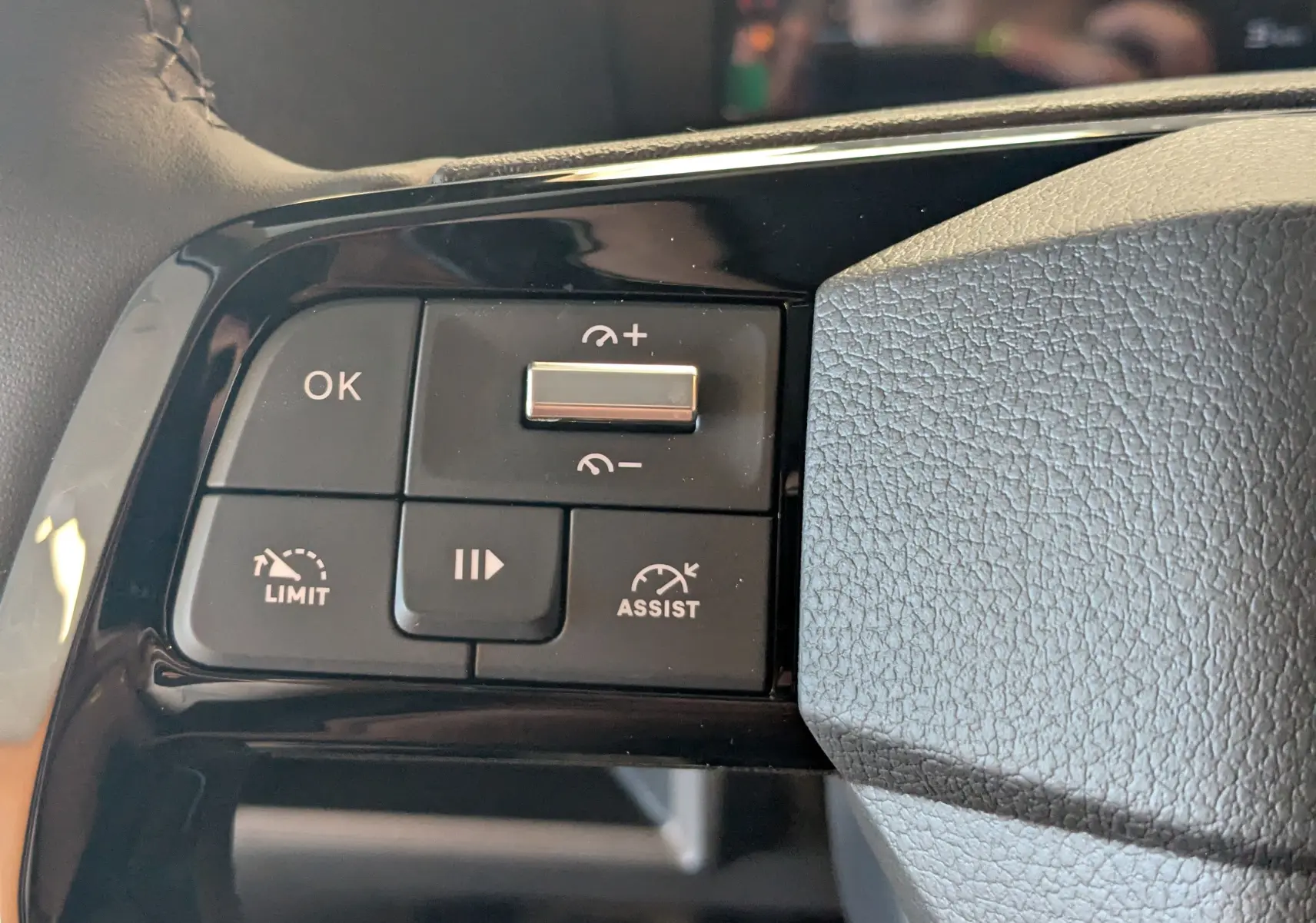 Gros plan sur les commandes de régulateur de vitesse au volant du Citroën Jumpy Cabine Approfondie gris titane 2026.