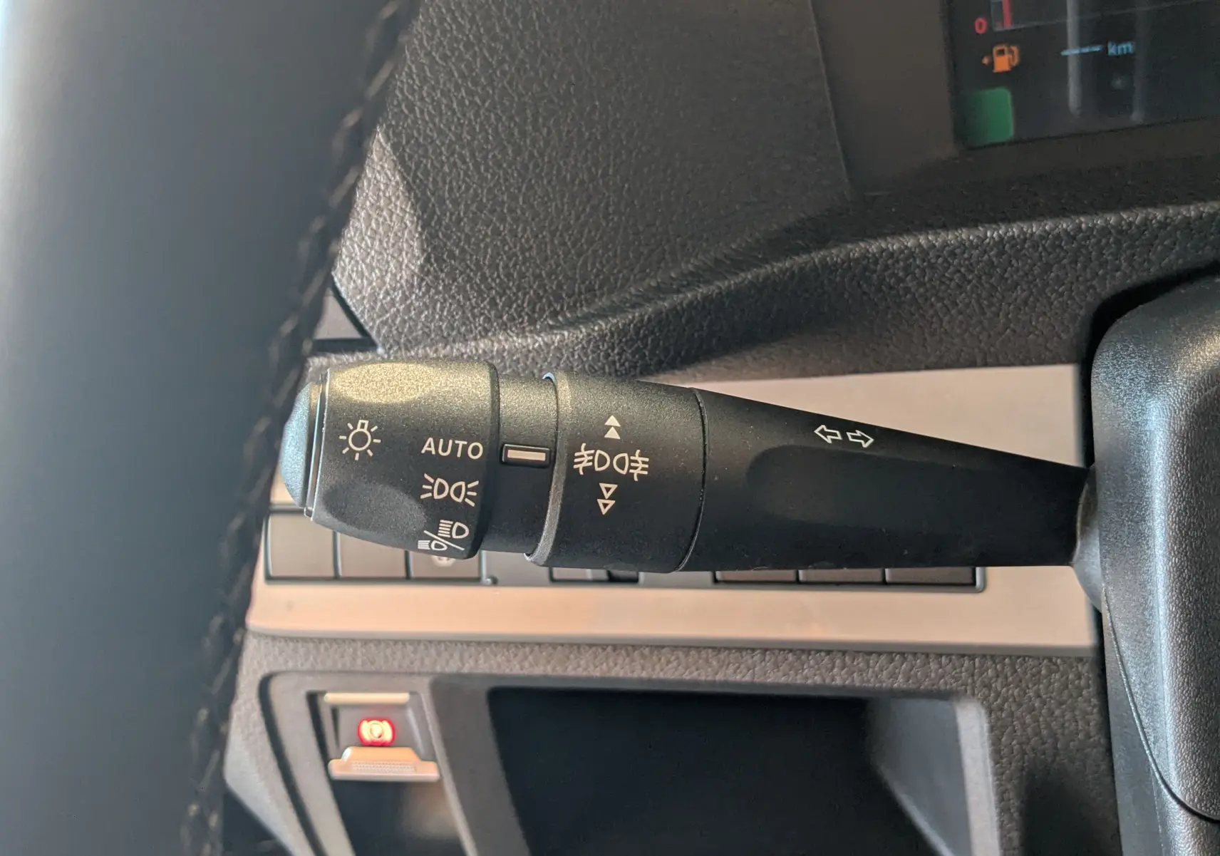 Gros plan sur la commande des feux et clignotants à gauche du volant du Citroën Jumpy Cabine Approfondie gris titane 2026.