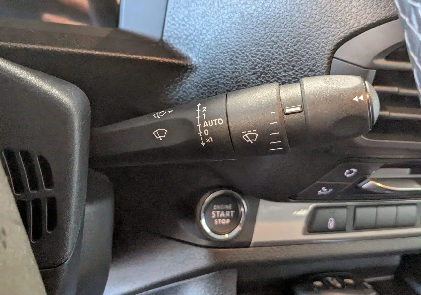 Gros plan sur la commande d’essuie-glace et bouton start/stop dans l’habitacle gris du Citroën Jumpy Cabine Approfondie 2026.