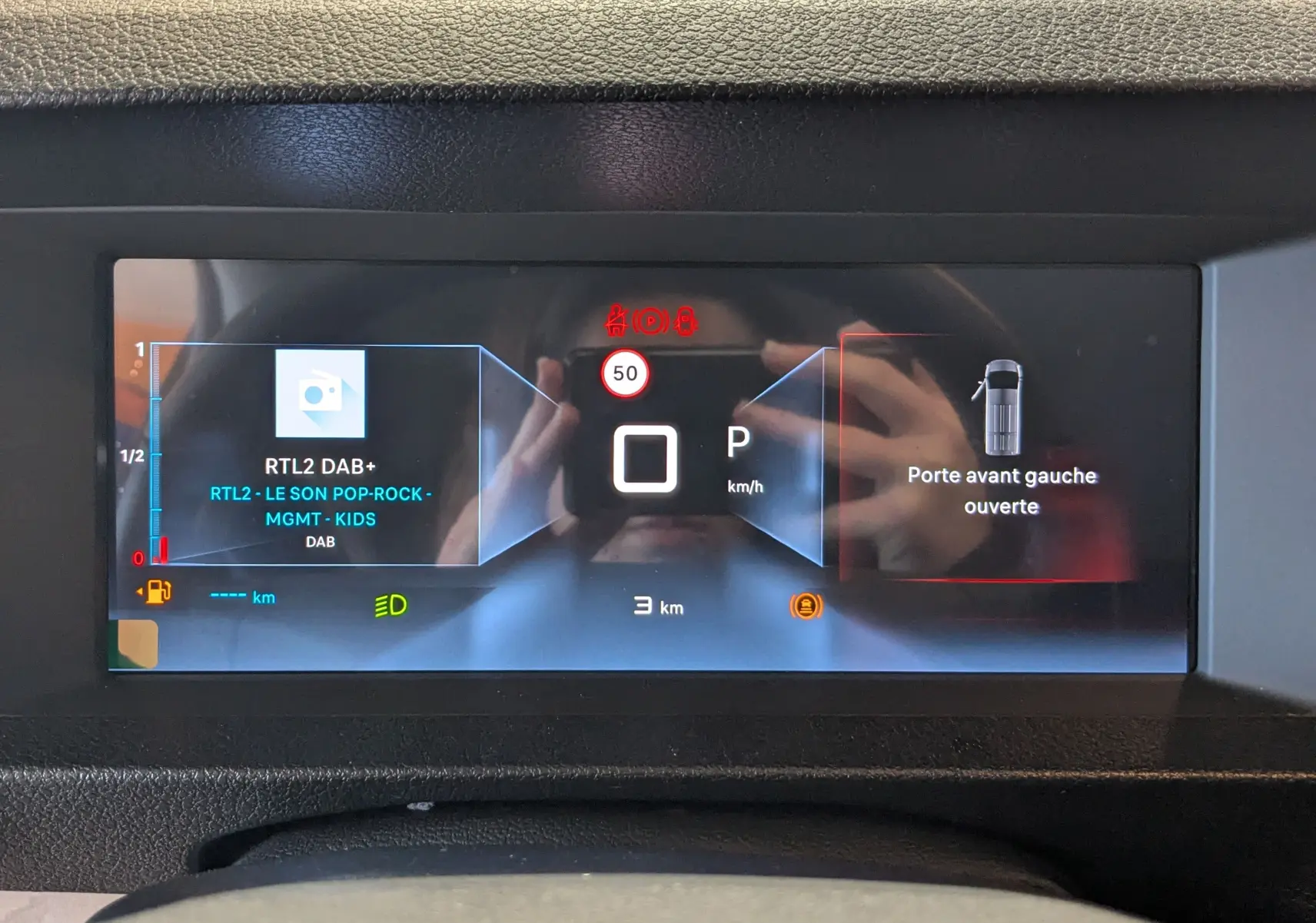 Affichage numérique du tableau de bord du Citroën Jumpy gris titane, indiquant porte avant gauche ouverte et vitesse à 0 km/h.