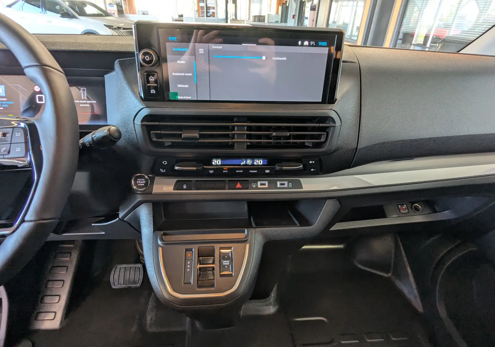 Vue intérieure du tableau de bord du Citroën Jumpy Cabine Approfondie 2026, avec écran tactile et commandes modernes.