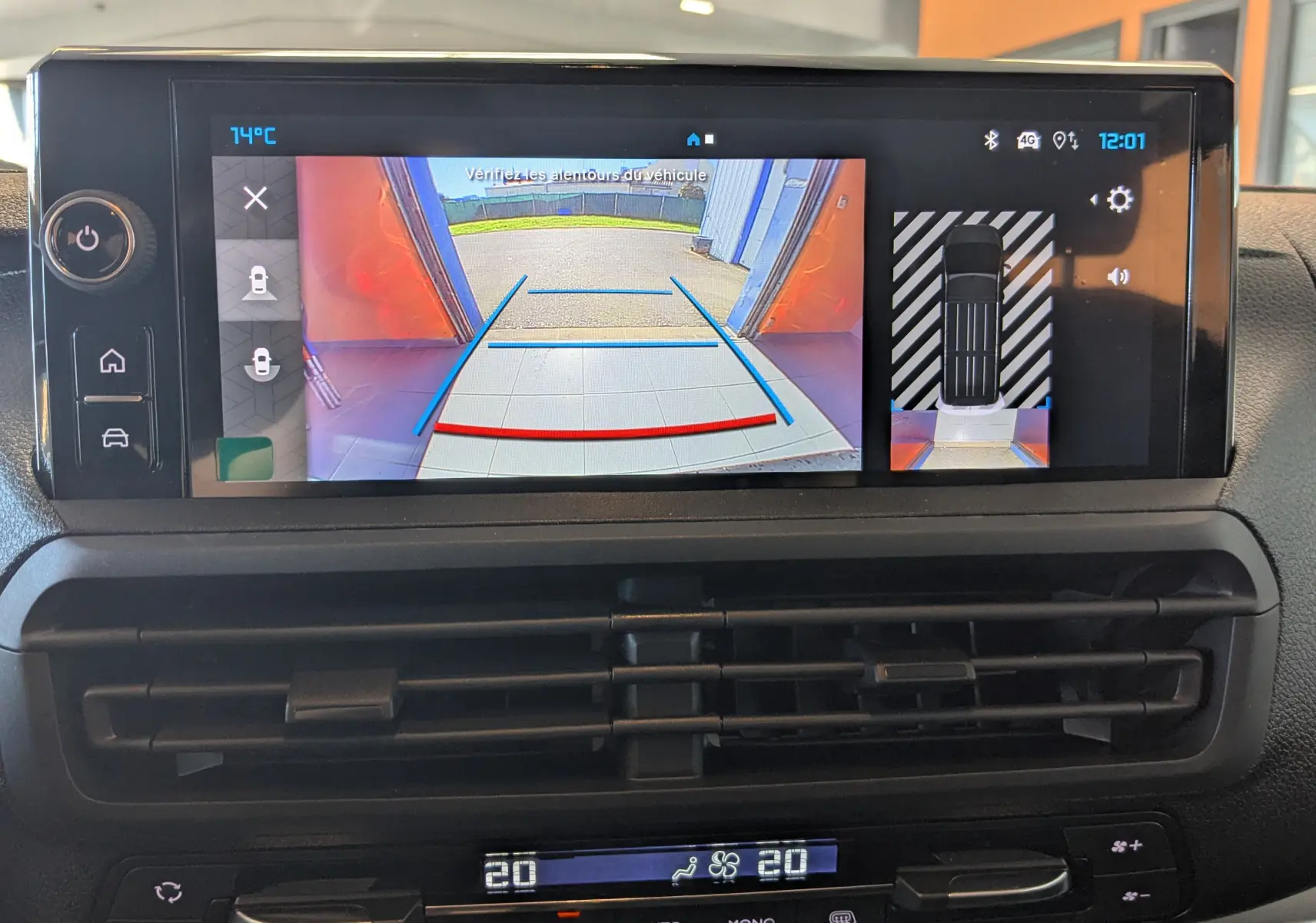 Écran central du Citroën Jumpy Cabine Approfondie 2026 montrant la caméra de recul avec vue arrière et top-down.