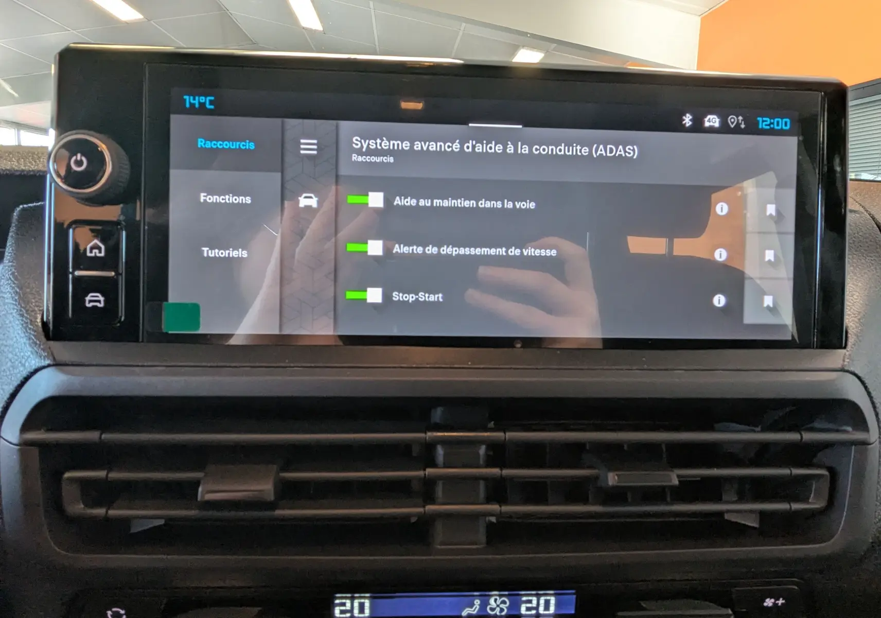 Écran tactile central du Citroën Jumpy gris titane, affichant les aides à la conduite, vue de face rapprochée.