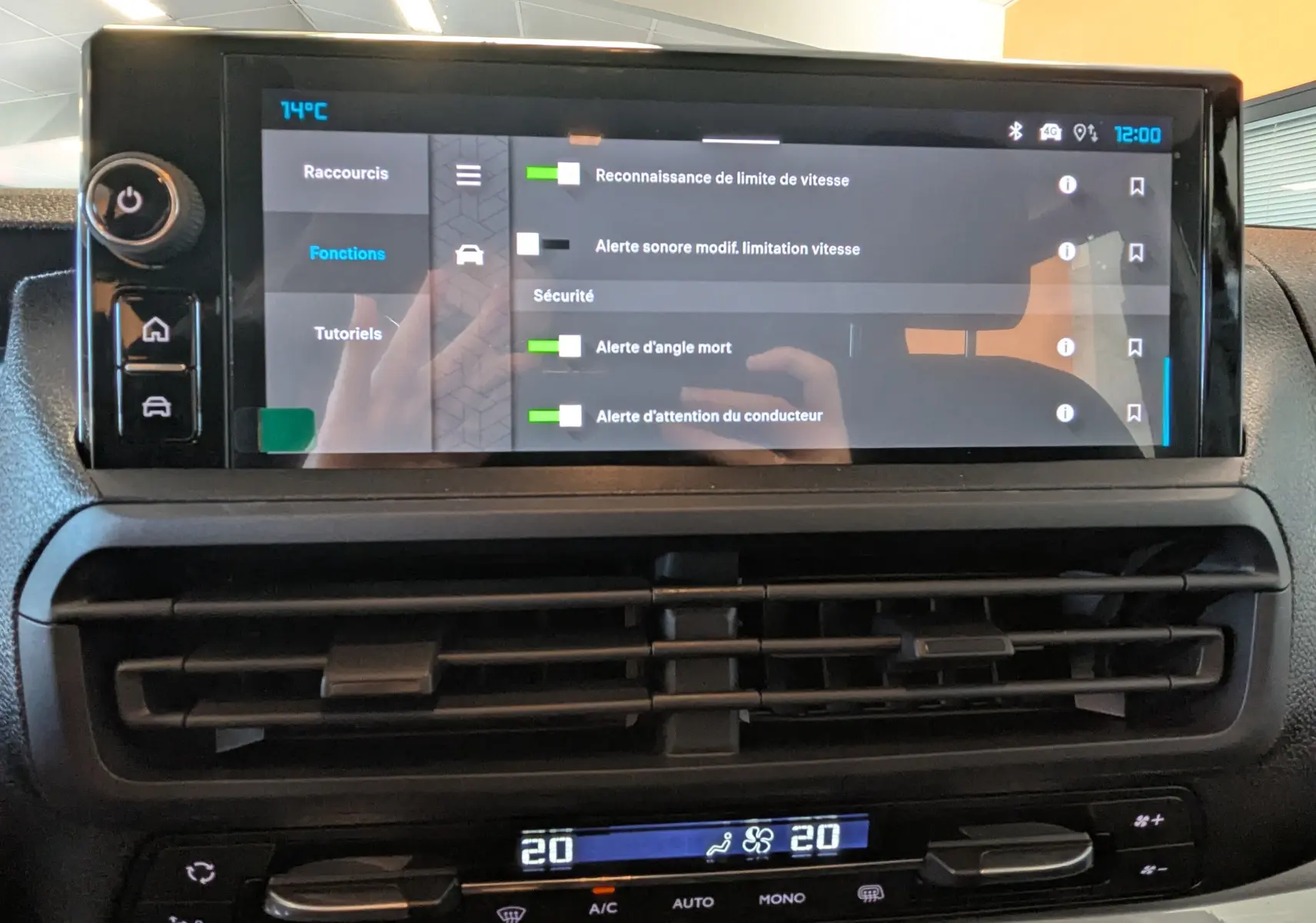 Écran tactile central du tableau de bord du Citroën Jumpy Cabine Approfondie 2026 affichant les réglages d’alerte de sécurité.