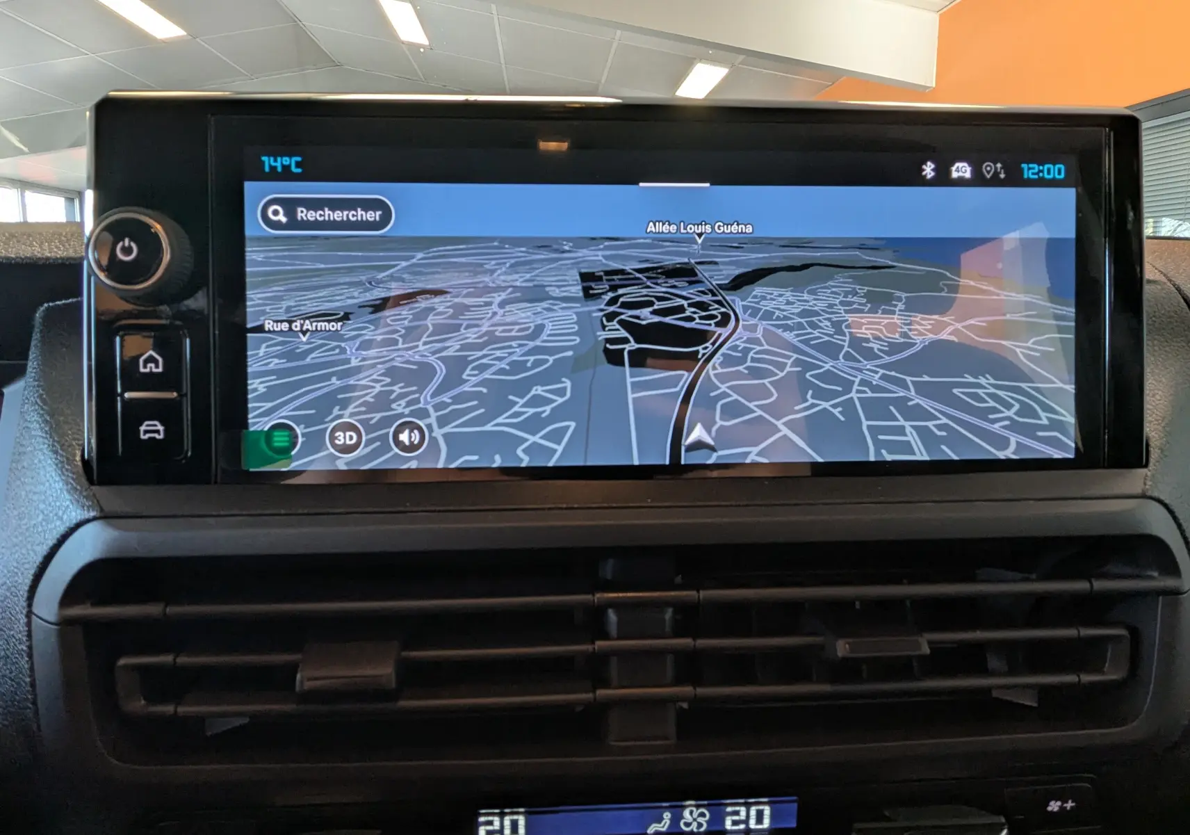 Écran tactile central du Citroën Jumpy Cabine Approfondie 2026 montrant la navigation GPS en intérieur.