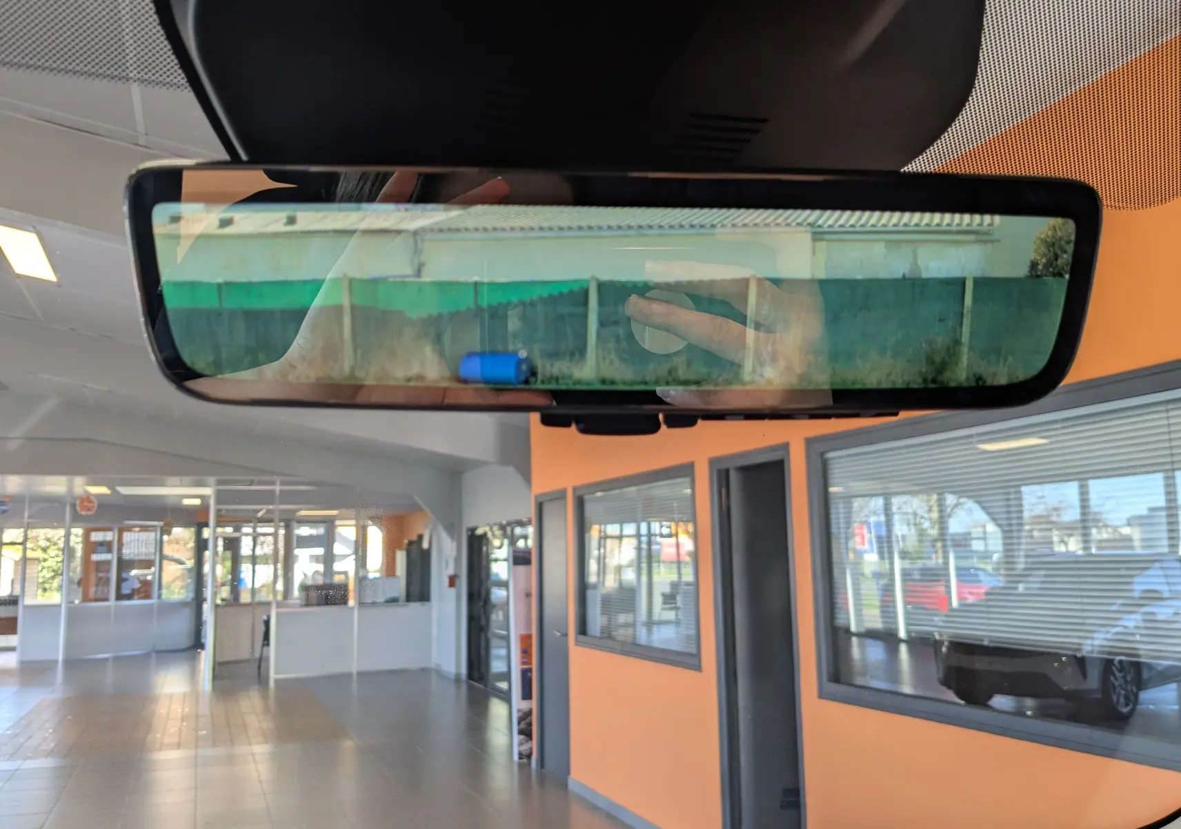 Rétroviseur intérieur du Citroën Jumpy Cabine Approfondie 2026, reflet montrant un mur vert et une main.