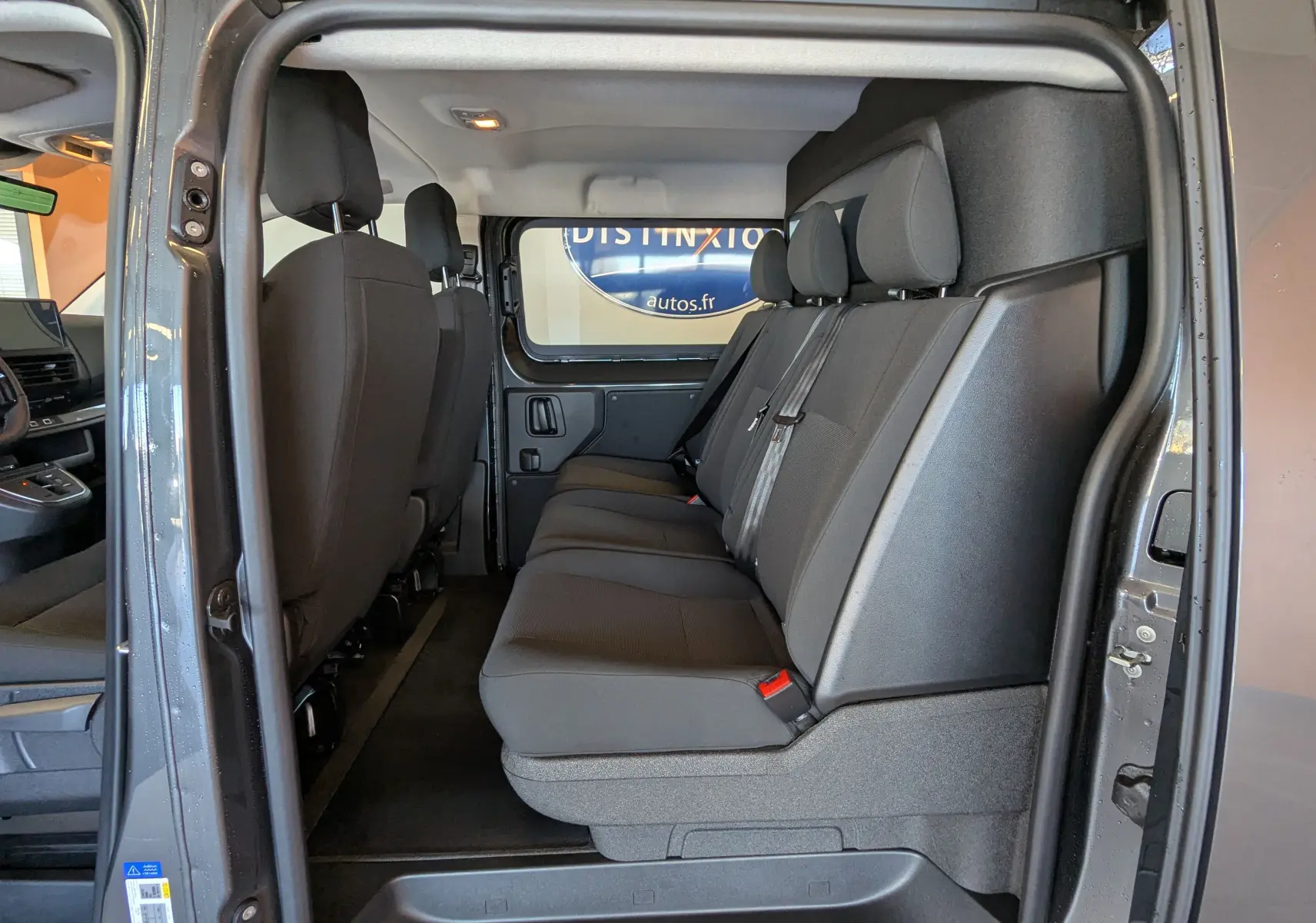 Vue intérieure côté droit sur les sièges arrière gris foncé du Citroën Jumpy Cabine Approfondie gris titane 2026.