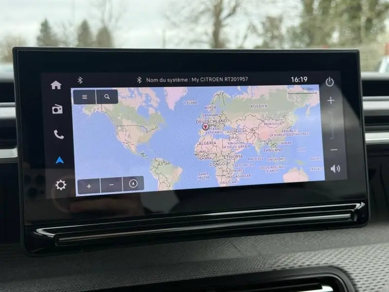 Écran tactile central affichant une carte du monde dans l’habitacle d’une Citroën C3 électrique Gris Mercury 2025.