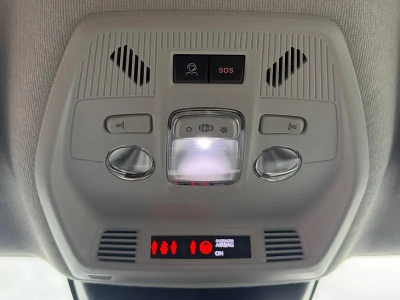 Vue en gros plan du plafonnier intérieur avec commandes d’éclairage et bouton SOS de la Citroën C3 électrique gris Mercury 2025.