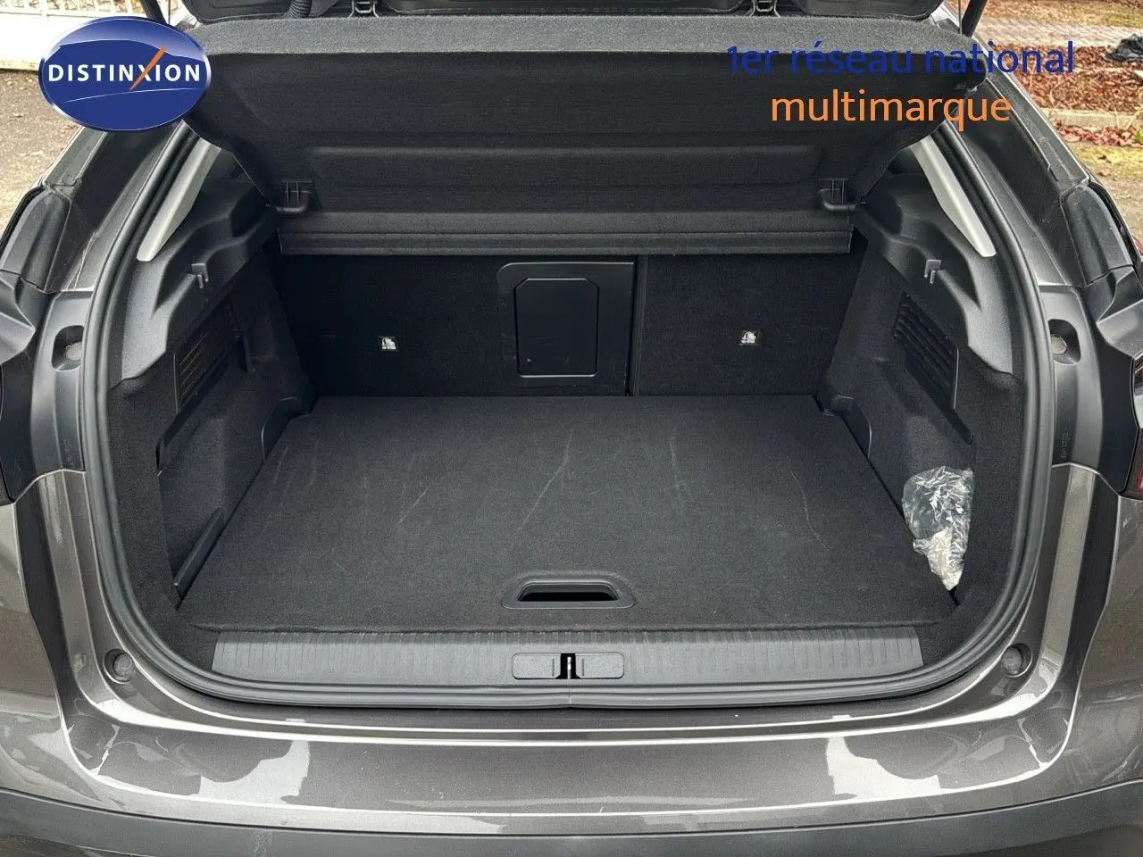 Coffre ouvert vu de l'arrière d'une Citroën C4 gris 2021, montrant un espace de chargement propre et spacieux.