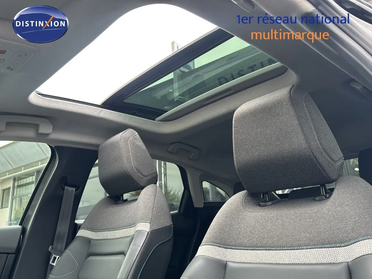 Intérieur de la Citroën C4 2021 gris, vue sur les sièges avant et toit ouvrant panoramique.