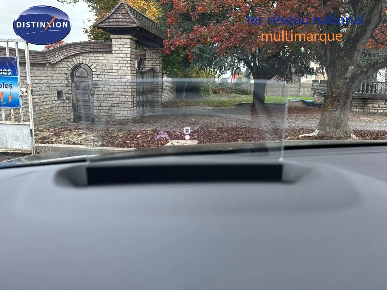 Vue intérieure du tableau de bord de la Citroën C4 gris 2021, avec affichage tête haute transparent en avant.